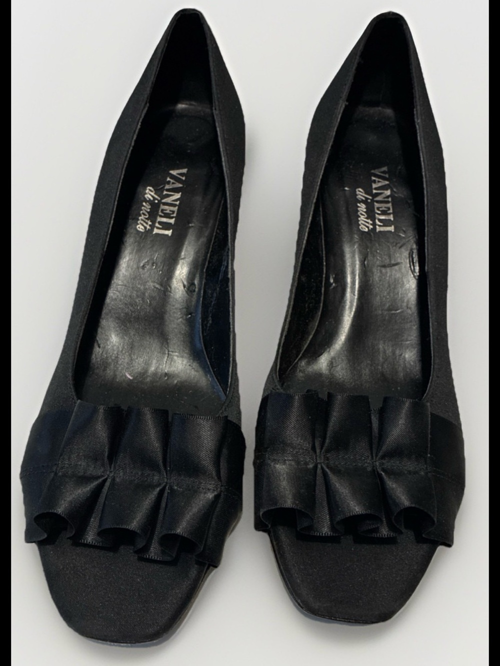 Vaneli Di Notte Black Satin Peep Toe Pumps Ruffle Bow 7.5 Narrow Vintage GUC Lux
